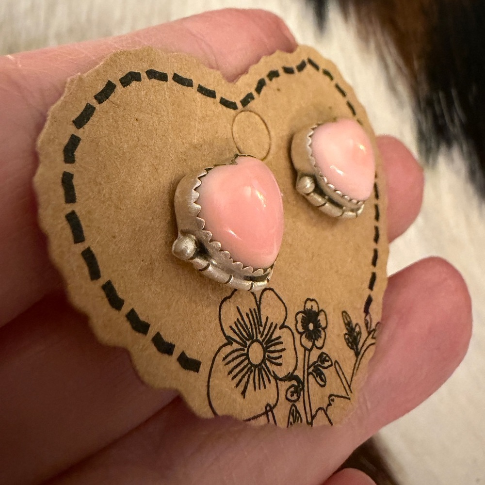 ❤️ Queen Pink Conch Navajo Style Heart Stud Earrings Matte Brushed Sterling 3.9G - Picture 3 of 14